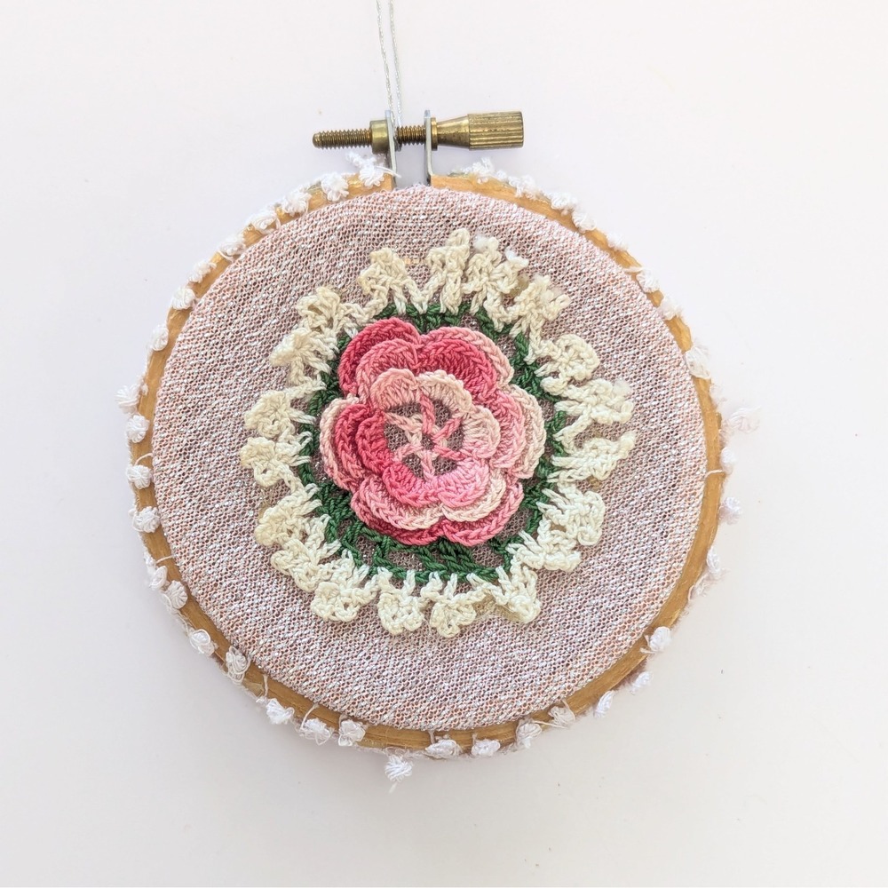 Vtg Handmade Embroidery Hoop Wall Decor/Ornament Crochet Pink Rose Floral 3.25"